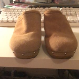 American Eagle Outfitters Beige Clogs